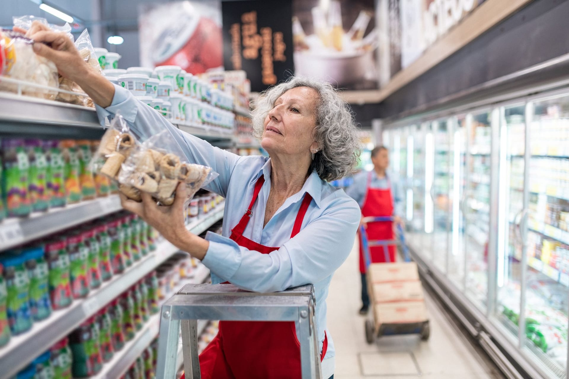 Rentnerin arbeitet im Supermarkt: Beim Hinzuverdienst zur Rente gibt es seit 2023 neue Regeln.