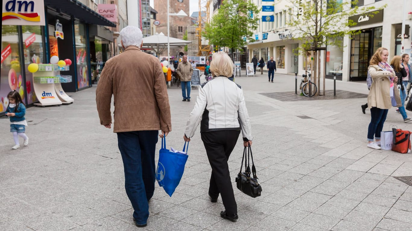 Menschen gehen durch die Nürnberger Fußgängerzone (Archivbild): 16 Prozent der Bewohner sind jünger als 18 - genauso viele sind älter als 69.