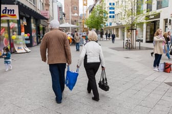 Menschen gehen durch die Nürnberger Fußgängerzone (Archivbild): 16 Prozent der Bewohner sind jünger als 18 - genauso viele sind älter als 69.