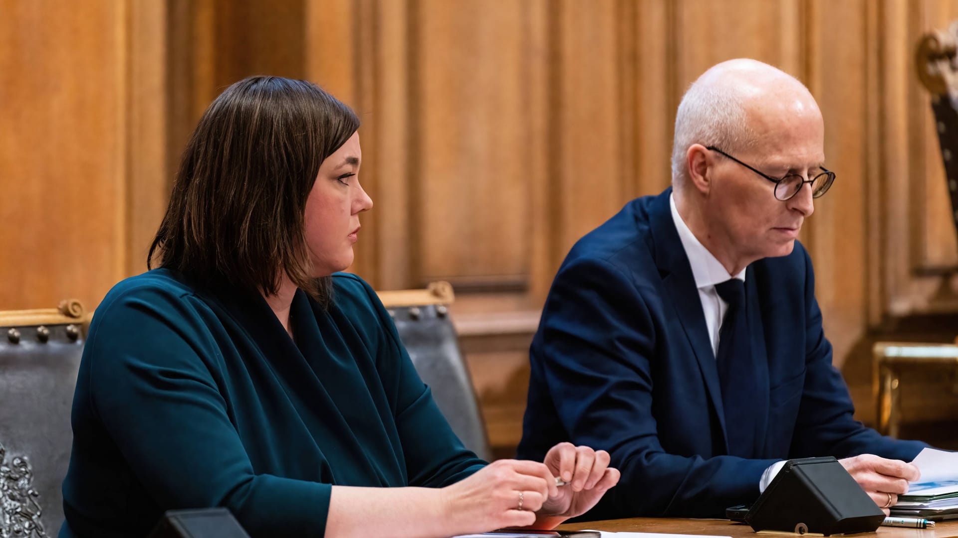 Fegebank und Tschentscher (Archivfoto): Das rot-grüne Bündnis kommt in einer neuen Befragung mit einem blauen Auge davon.