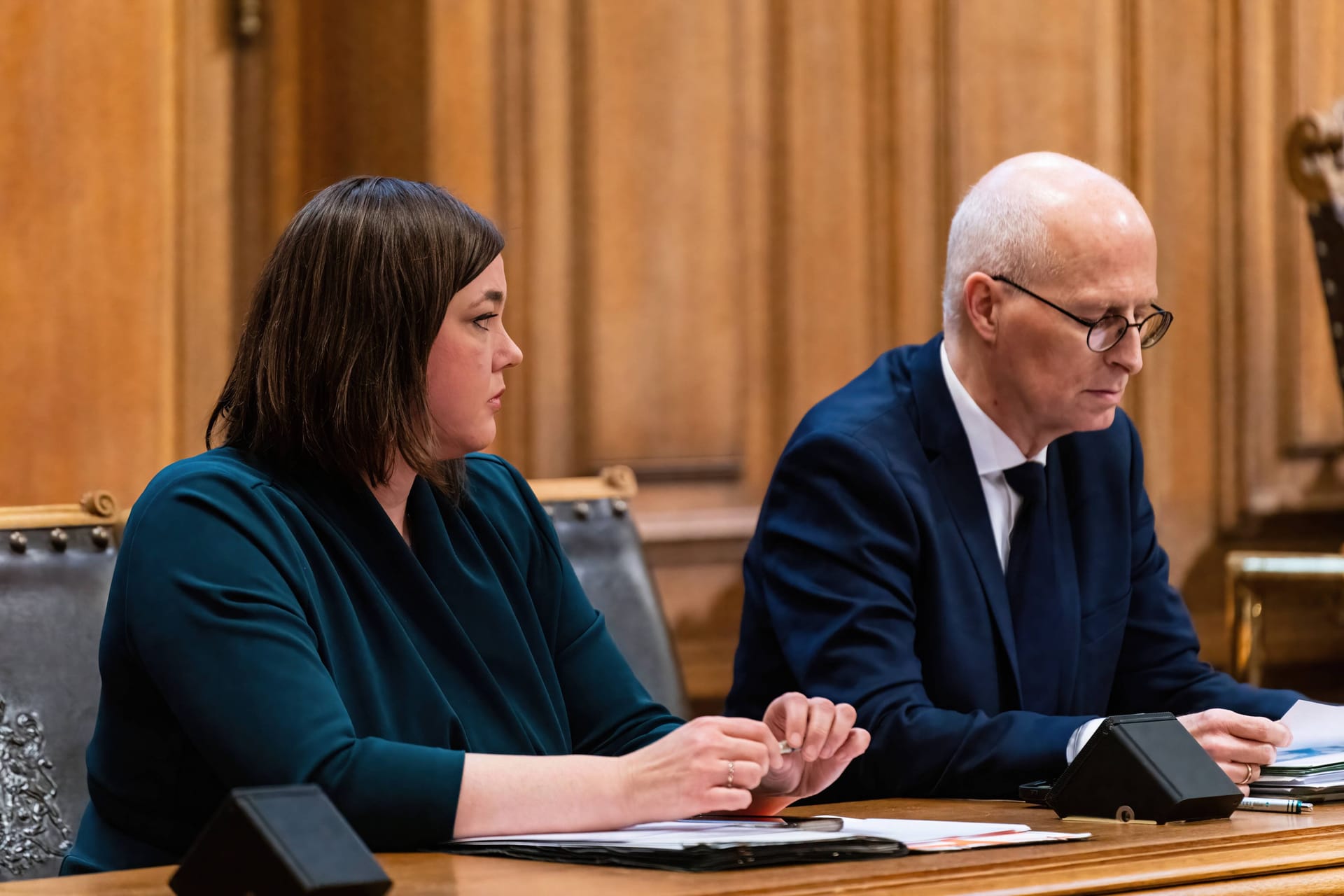 Fegebank und Tschentscher (Archivfoto): Das rot-grüne Bündnis kommt in einer neuen Befragung mit einem blauen Auge davon.