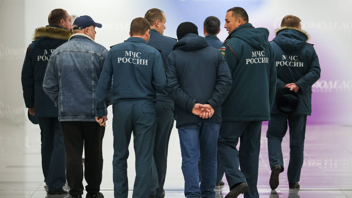 Russische Sicherheitskräfte am Flughafen in Moskau (Symbolbild): Touristen dürfen bald nur ins Land wenn sie eine besondere Erklärung unterschreiben.