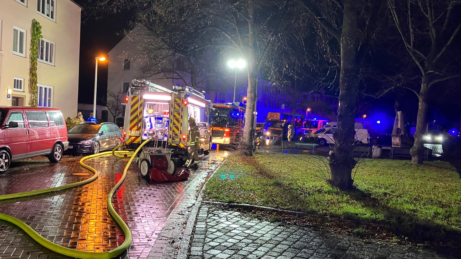 Etwa 40 Einsatzkräfte der Feuerwehr waren vor Ort und bekämpften die Flammen.