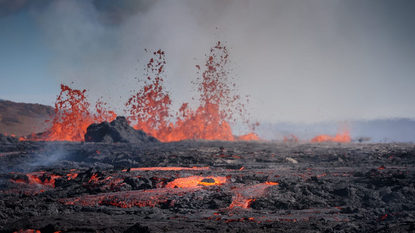 Lava sprudelt aus einem Vulkan in der isländischen Region Reykjanes (Archivbild): Mehrere Erdbeben in der Region lassen die Angst vor einem erneuten Ausbruch steigen.