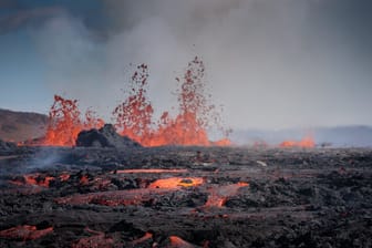 Lava sprudelt aus einem Vulkan in der isländischen Region Reykjanes (Archivbild): Mehrere Erdbeben in der Region lassen die Angst vor einem erneuten Ausbruch steigen.