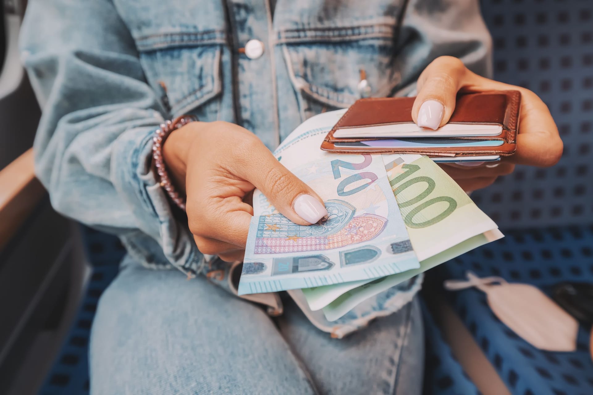 Eine Frau hält Euroscheine (Symbolbild): 2024 stehen mehrere Änderungen beim Geld an.