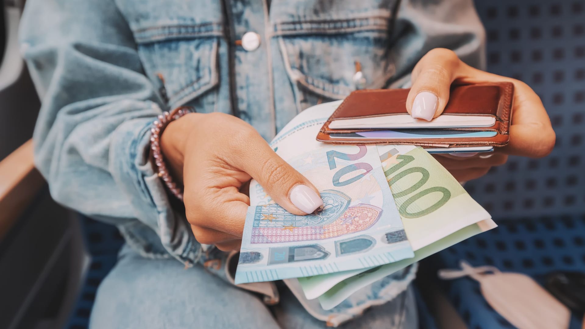 Eine Frau hält Euroscheine (Symbolbild): 2024 stehen mehrere Änderungen beim Geld an.