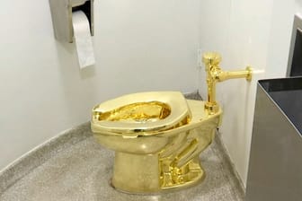 Die 18-karätige goldene Toilette "America": Vier Männer müssen sich ab heute vor Gericht verantworten.