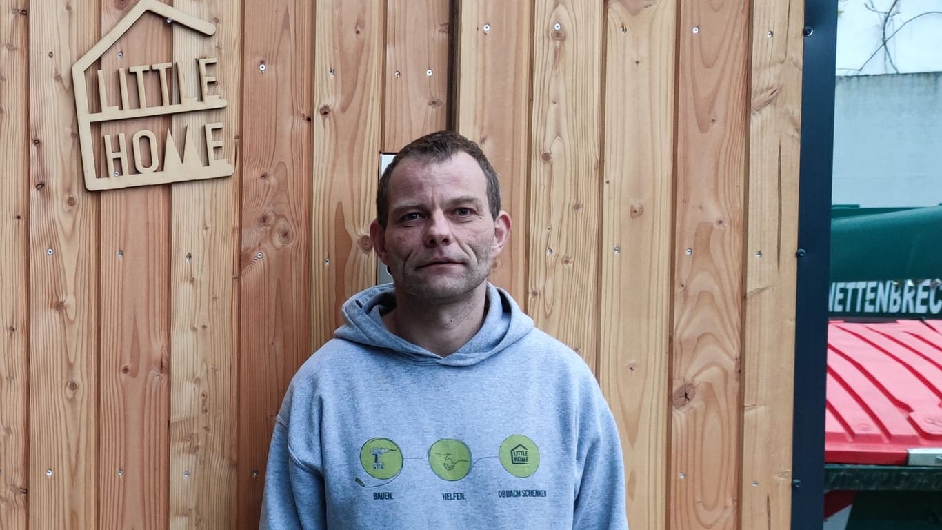 Patrick Jensen vor einem "Little Home": Der 43-Jährige war nach seinem Jobverlust viele Jahre obdachlos.