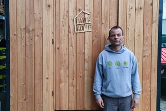 Patrick Jensen vor einem "Little Home": Der 43-Jährige war nach seinem Jobverlust viele Jahre obdachlos.