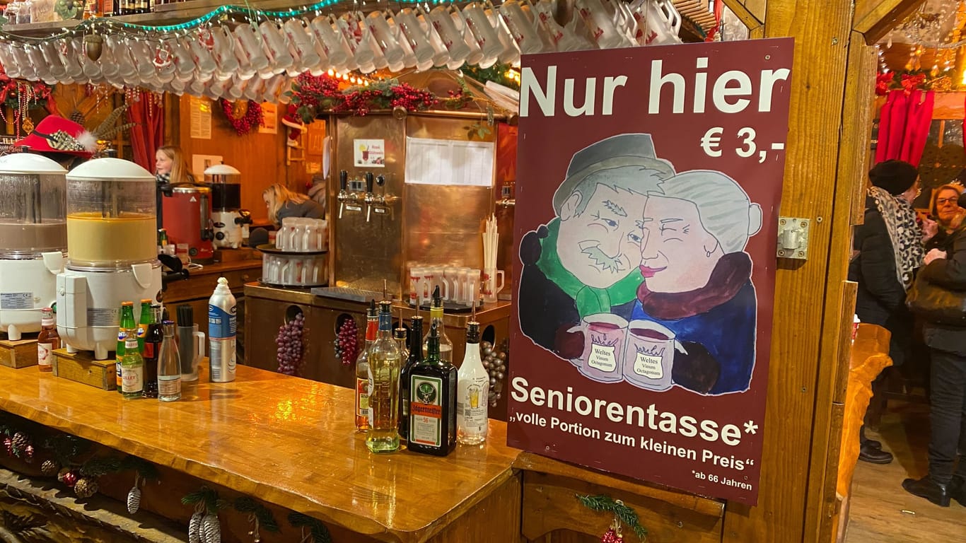 Ein Stand auf dem Weihnachtsmarkt in Hannover bietet die "Seniorentasse" an.