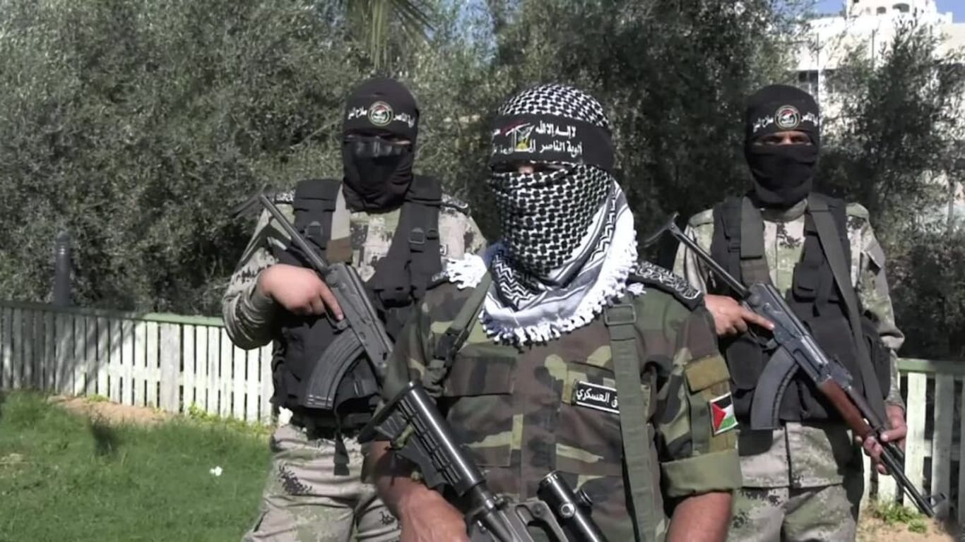 Terroristen der Al-Nasser Salah al-Din Brigade geben vermummt ein Interview.
