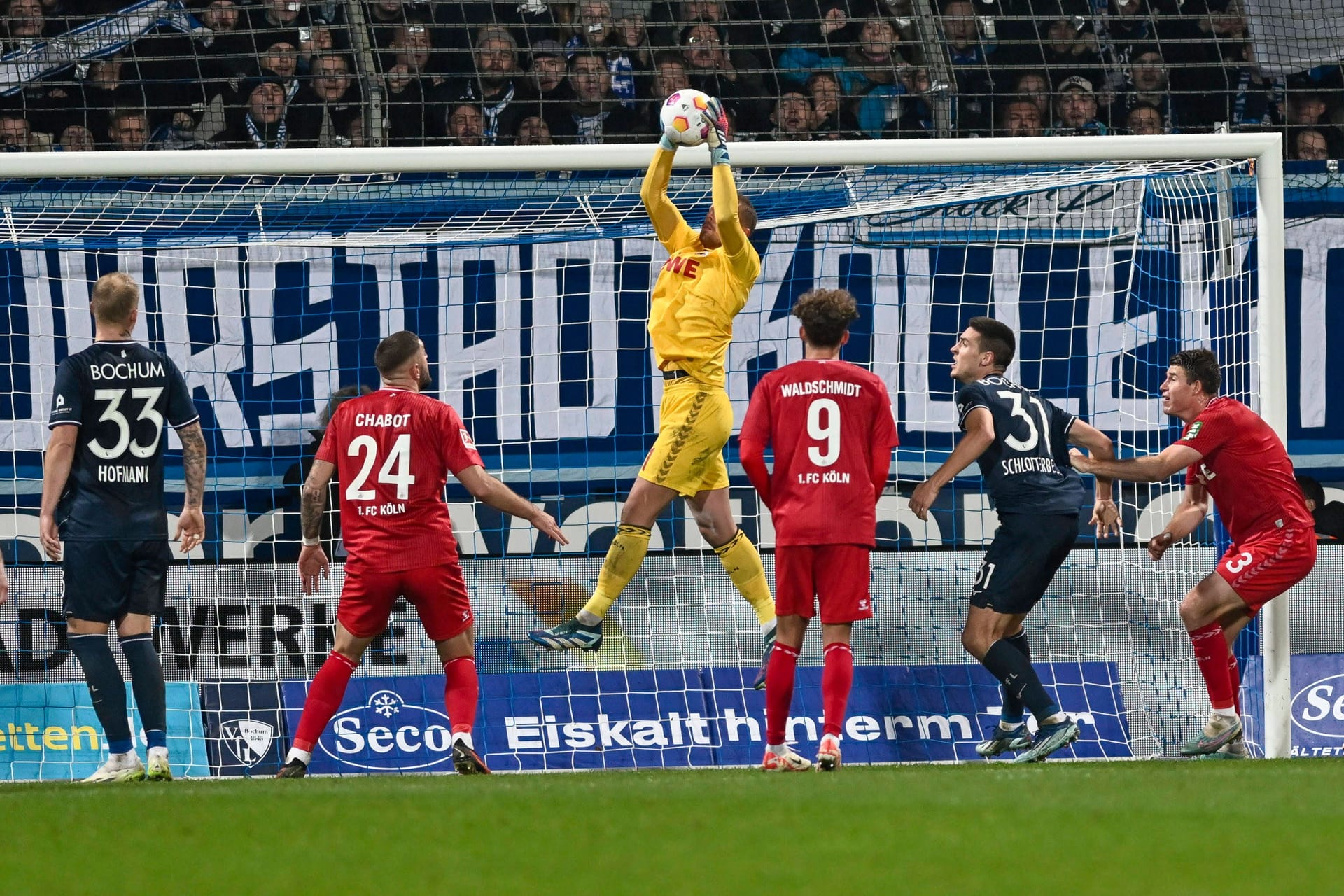 Torhüter Marvin Schwäbe vereitelt eine Torchance von Bochum.