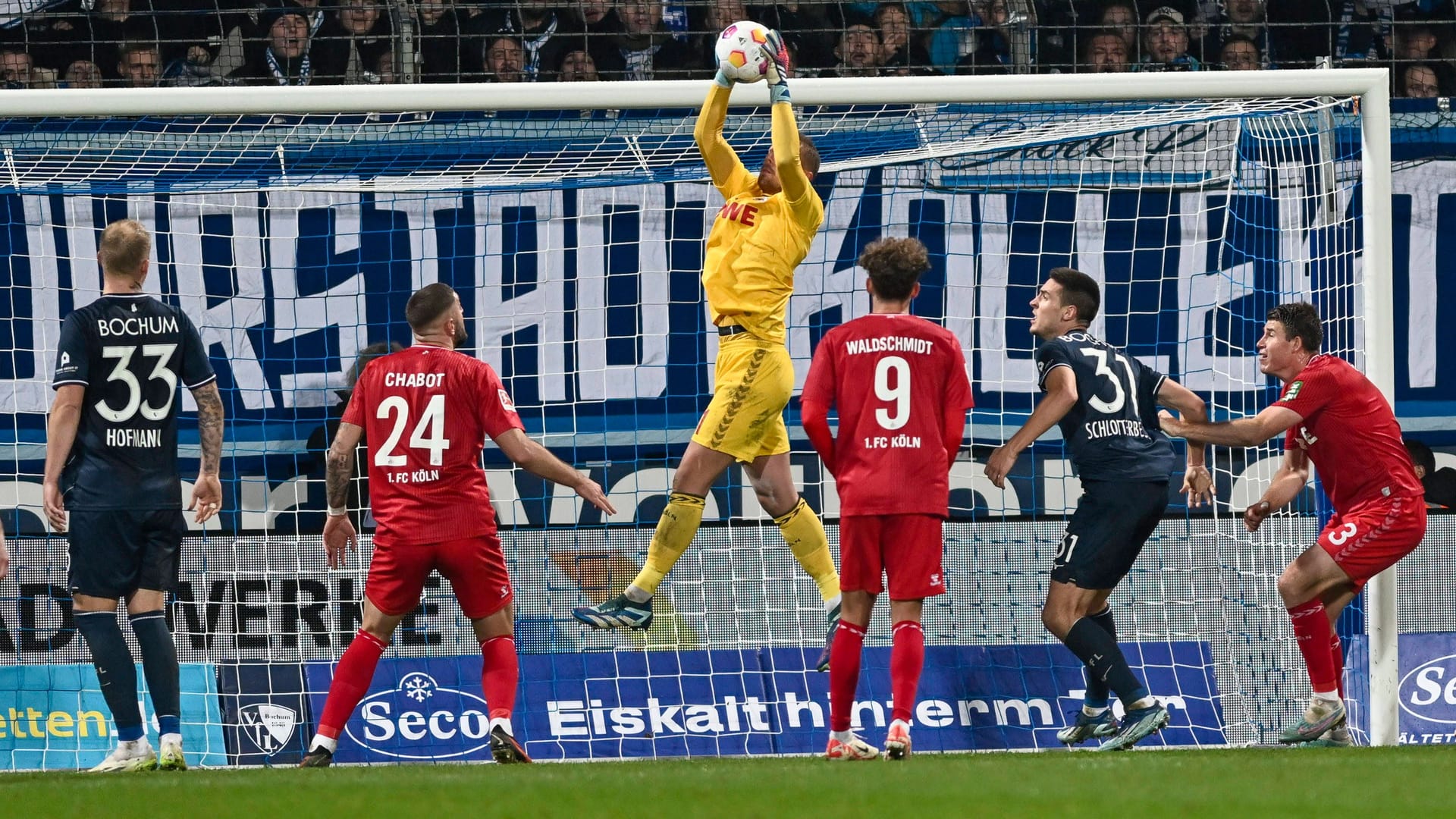 Torhüter Marvin Schwäbe vereitelt eine Torchance von Bochum.