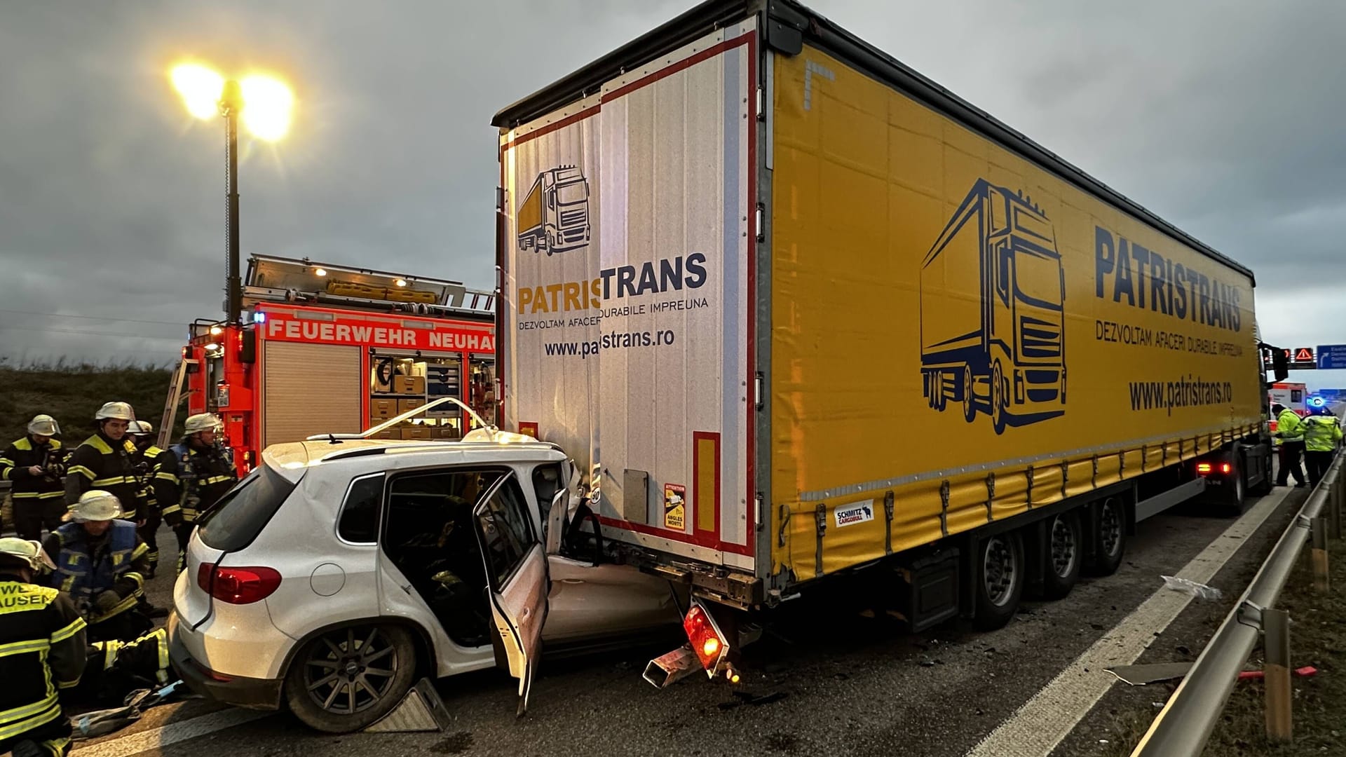 Völlig zerstört: Der VW ist fast bis zur Hälfte unter den Lkw gerutscht. Völlig zerstört: Der VW ist fast bis zur Hälfte unter den Lkw gerutscht.