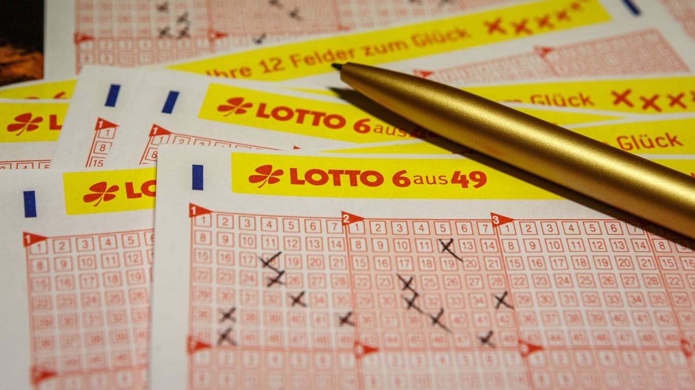Lottoscheine (Symbolbild): Die Summe der getippten Zahlen sollte mindestens 164 betragen, rät ein Mathematiker.