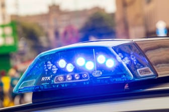 Ein Blaulicht auf einem Polizeiauto (Symbolbild): Von dem Täter fehlt nach wie vor jede Spur.
