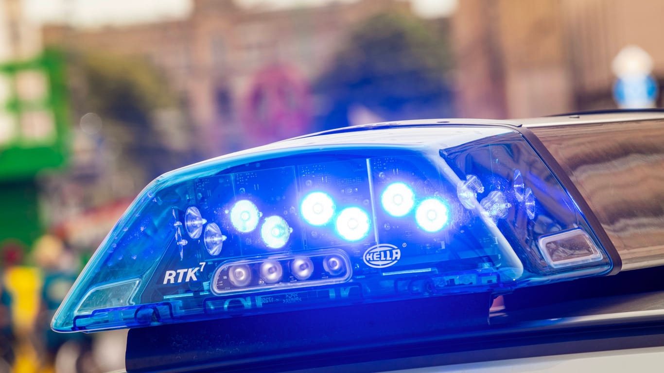 Ein Blaulicht auf einem Polizeiauto (Symbolbild): Von dem Täter fehlt nach wie vor jede Spur.