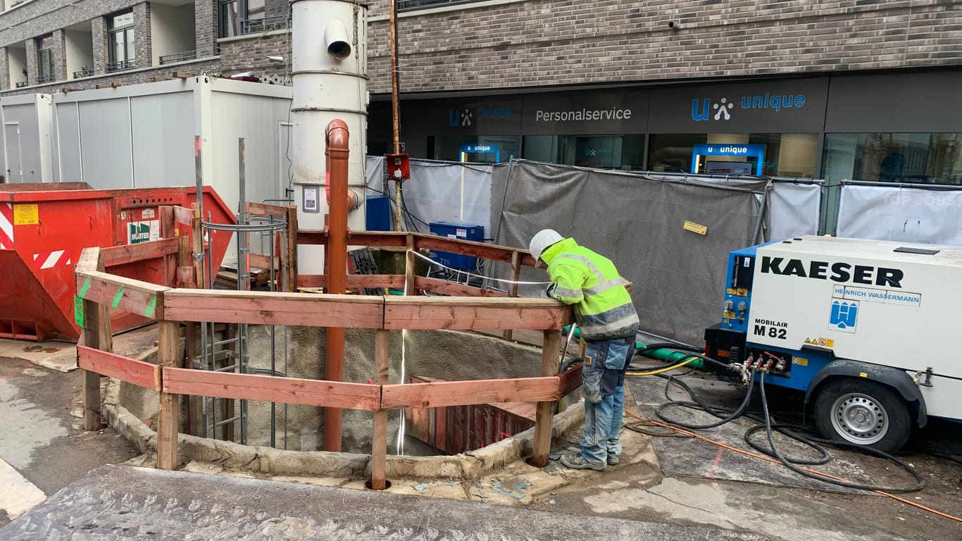Blick in die Tiefe: Ein Bauarbeiter beugt sich über das klaffende Loch der ehemaligen Einsturzstelle am Waidmarkt