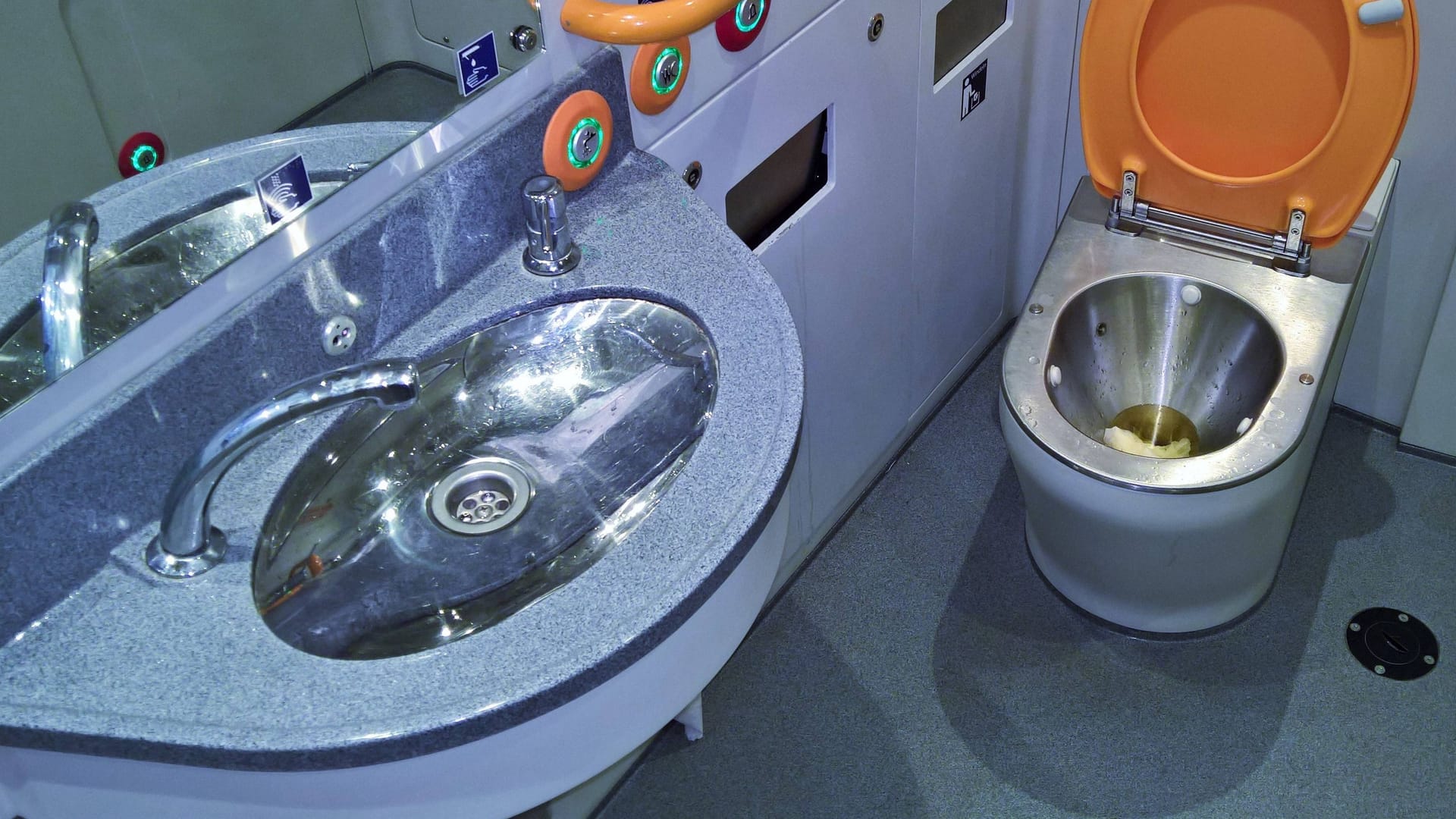Schmutzige Zugtoilette (Archivbild): Das Problem in den Agilis-Zügen ist noch nicht final gelöst.