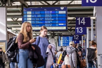 Reisende im Hauptbahnhof Stuttgart (Archivbild): Es drohen weitere Streiks.
