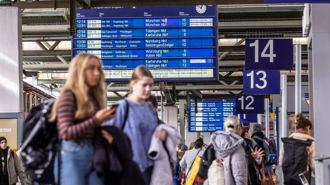 Reisende im Hauptbahnhof Stuttgart (Archivbild): Es drohen weitere Streiks.