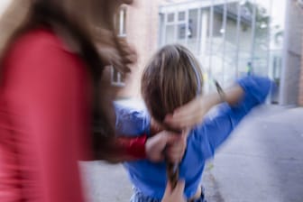 Zwei Mädchen streiten sich auf dem Schulhof (Symbolbild): Eine neue Statistik zeigt den Anstieg von Gewalt unter Kindern.