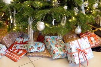 Geschenke liegen unter einem Weihnachtsbaum (Symbolbild): Nicht immer müssen die Präsente auch teuer sein.