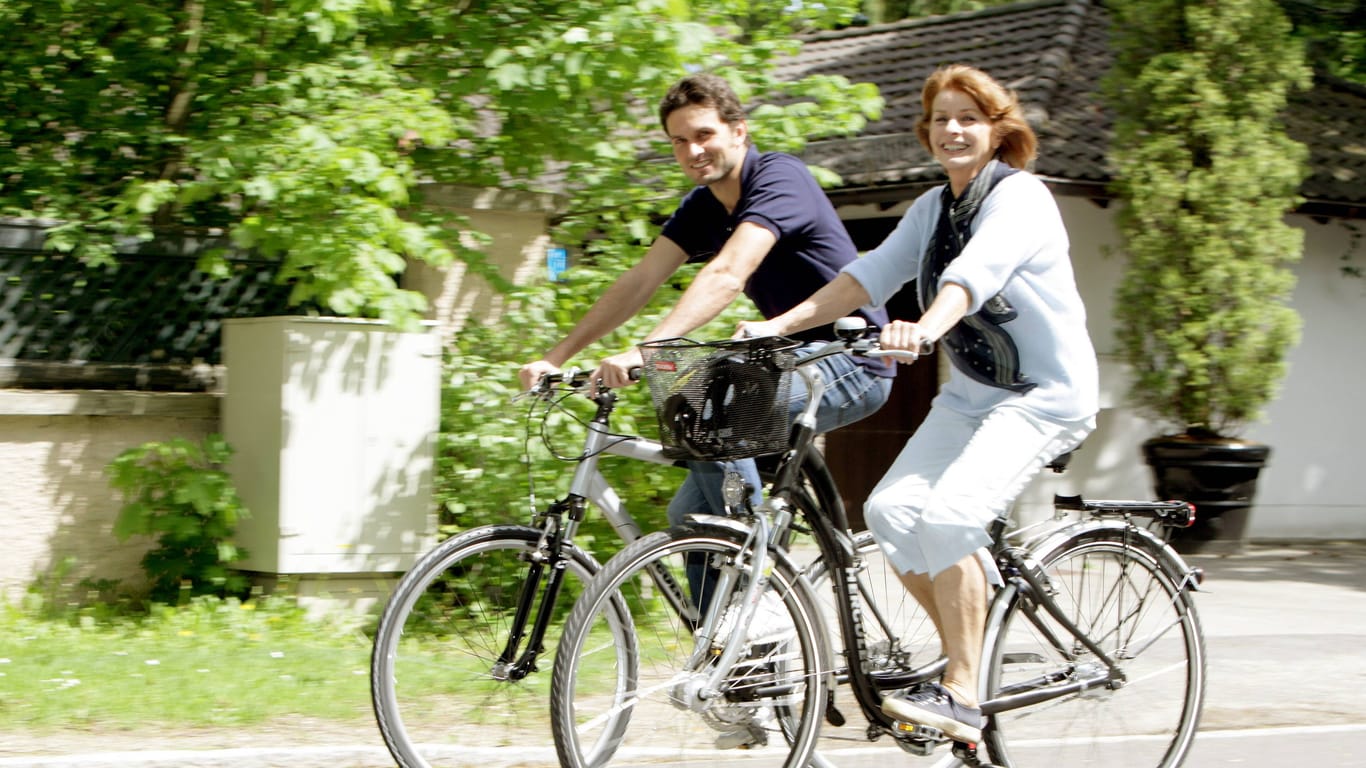 Schauspiel-Duo auf dem Fahrrad: Senta Berger und ihr Sohn Simon Verhoeven sind beide in München zu Hause.