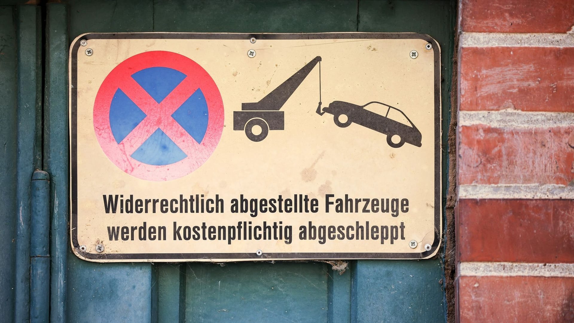 Hinweisschild zum Abschleppen Hinweisschild zum Abschleppen