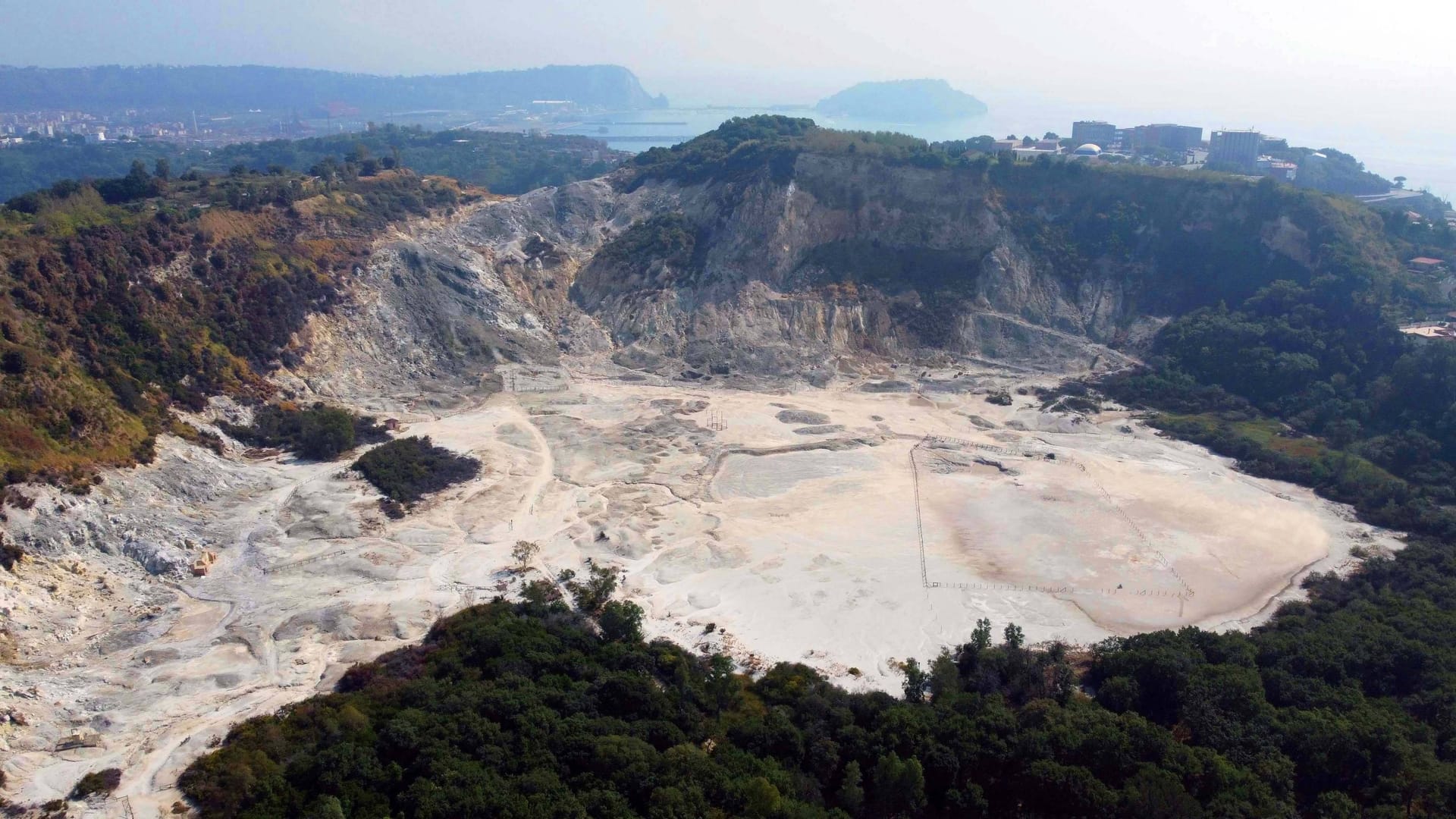 Der Solfatara ist Teil der Phlegräischen Felder in Italien.