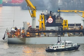 Baggerschiff Pedro Alvarez Cabral auf der Elbe (Archivfoto): Die Vertiefung der Elbe ist um ein neues Problem reicher.