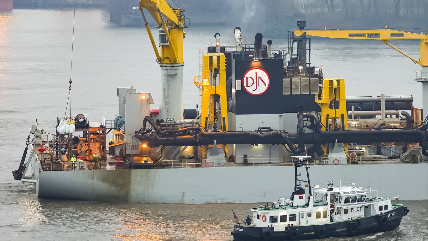 Baggerschiff Pedro Alvarez Cabral auf der Elbe (Archivfoto): Die Vertiefung der Elbe ist um ein neues Problem reicher.