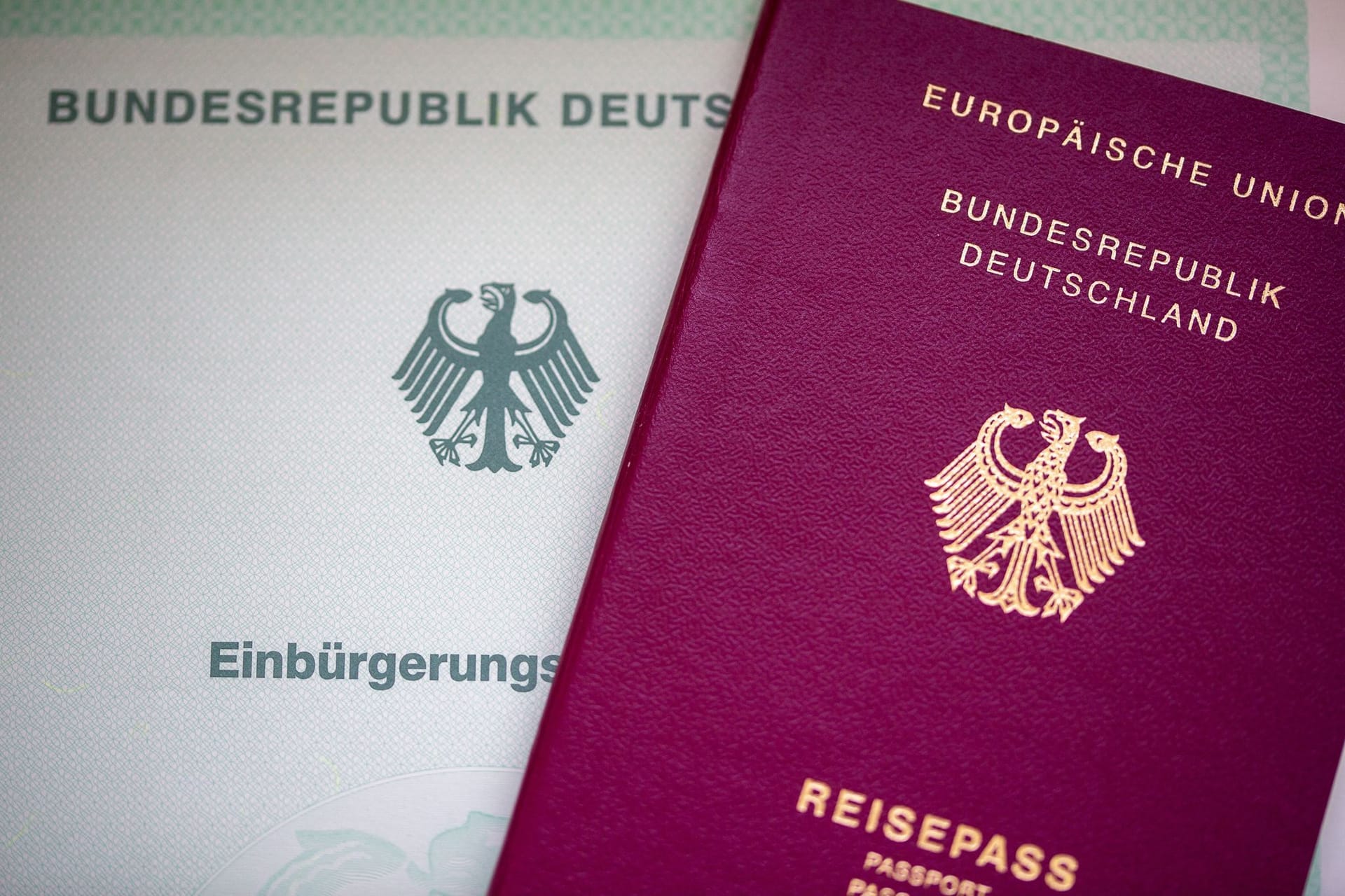 Einbürgerungsurkunde und Reisepass