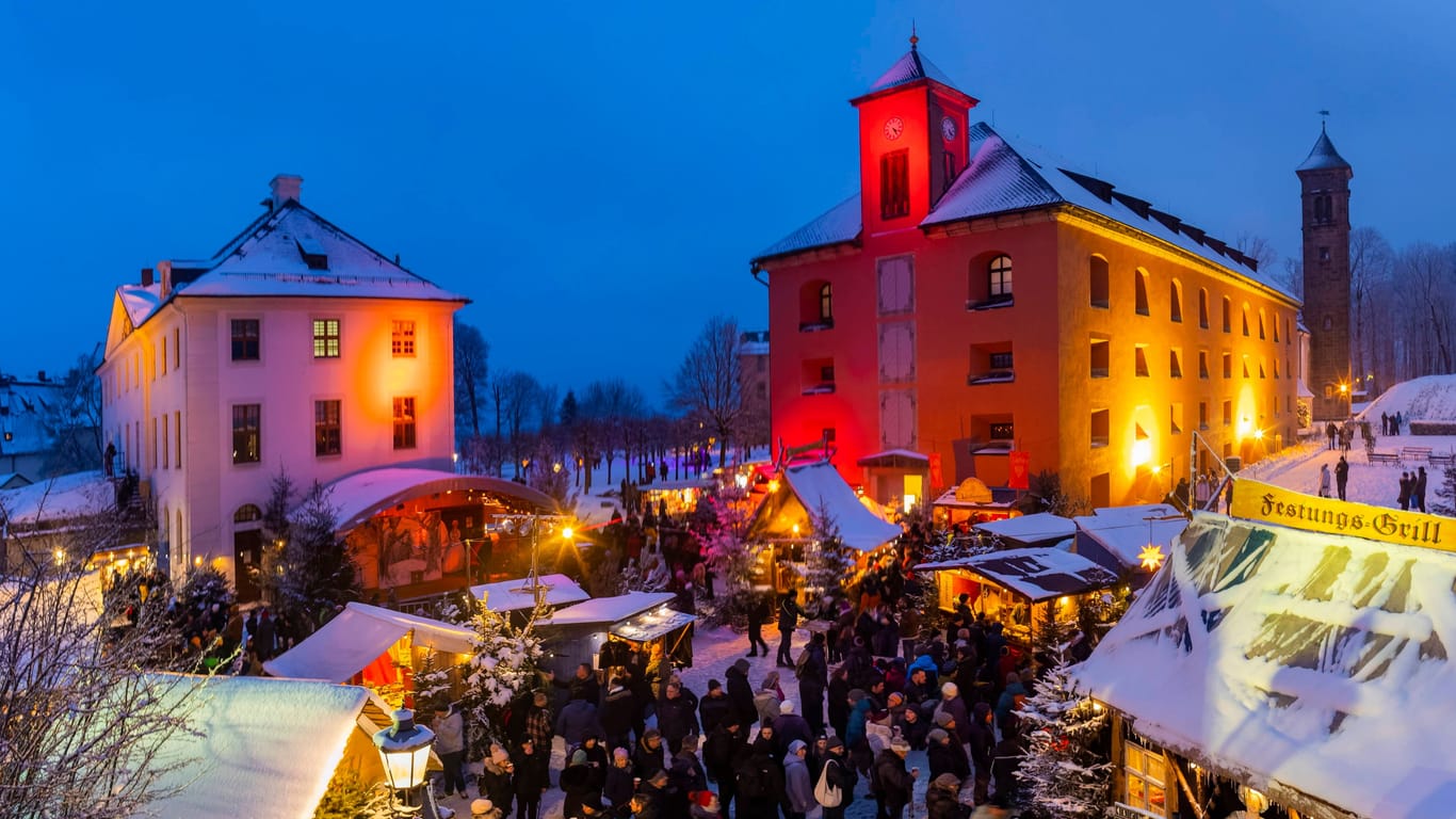 Mittelalterlicher Weihnachtsmarkt: Die Festung Königstein liegt in der Sächsischen Schweiz.