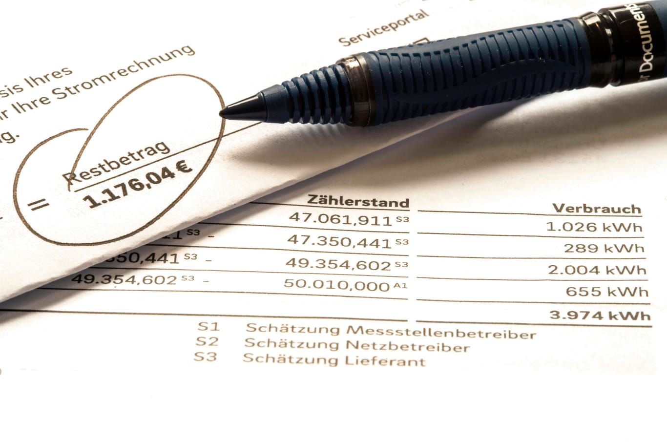 Eine Stromrechnung ist eingetroffen (Symbolbild): Wie entwickeln sich die Energiekosten in Bremen?