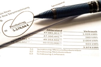 Eine Stromrechnung ist eingetroffen (Symbolbild): Wie entwickeln sich die Energiekosten in Bremen?