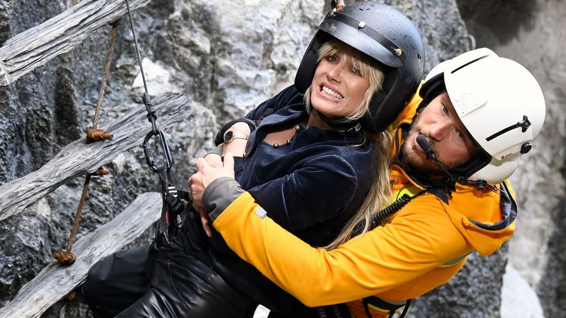 "Die Bergretter": In letzter Sekunde kann Markus (Sebastian Ströbel) Isabell Klett (Heidi Klum) retten.