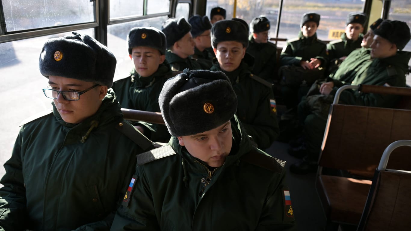 Russische Rekruten (Symbolbild): In einer Einheit bei Krasnodar sollen Soldaten desertiert sein.