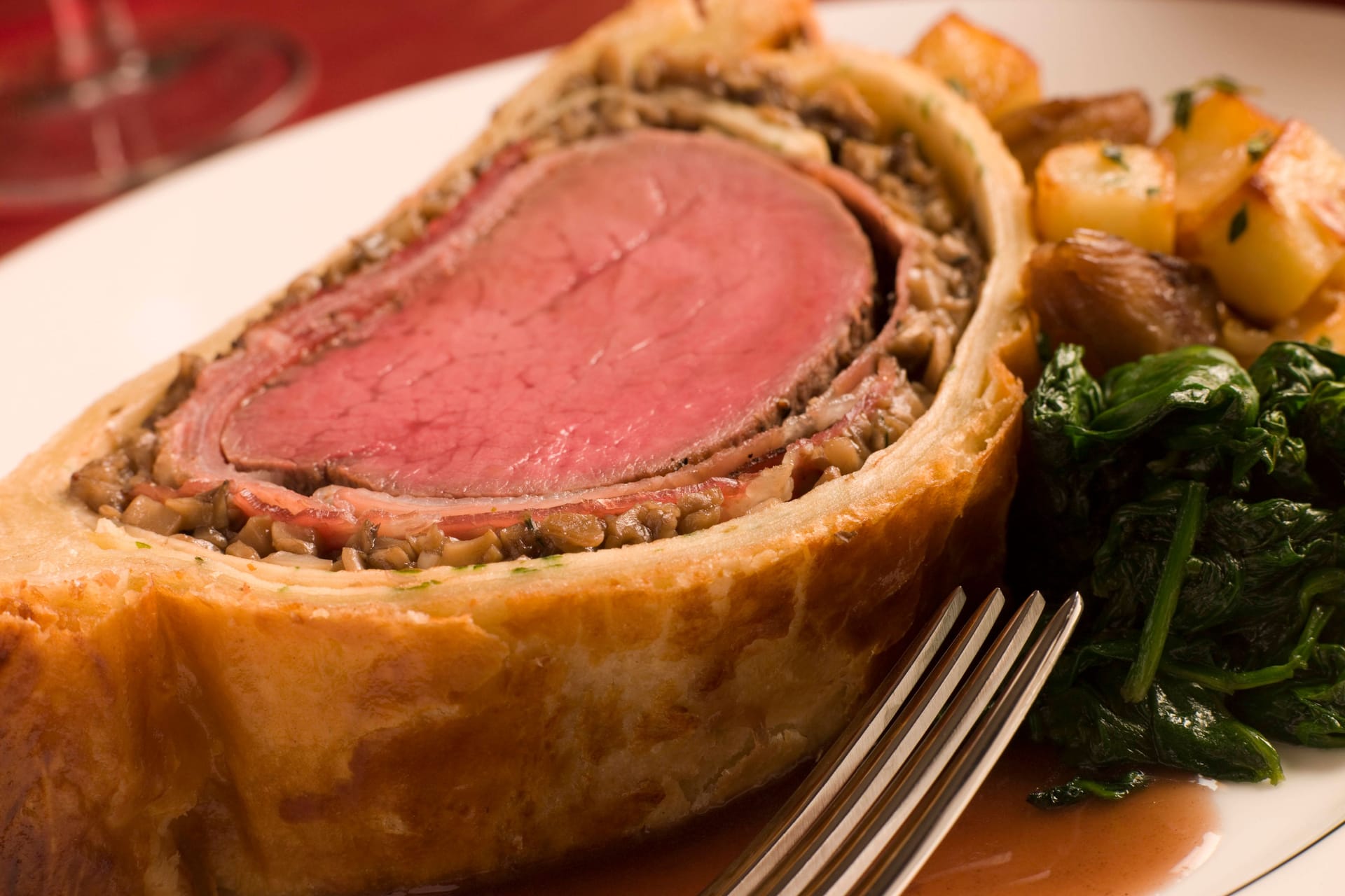 Beef Wellington (Symbolbild): Der Frau wird Mord und versuchter Mord in mehreren Fällen vorgeworfen.