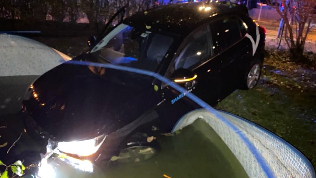 Auf der Flucht vor der Polizei ist in Berlin ein Auto verunfallt Auf der Flucht vor der Polizei ist in Berlin ein Auto verunfallt
