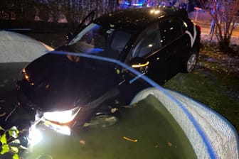 Auf der Flucht vor der Polizei ist in Berlin ein Auto verunfallt
