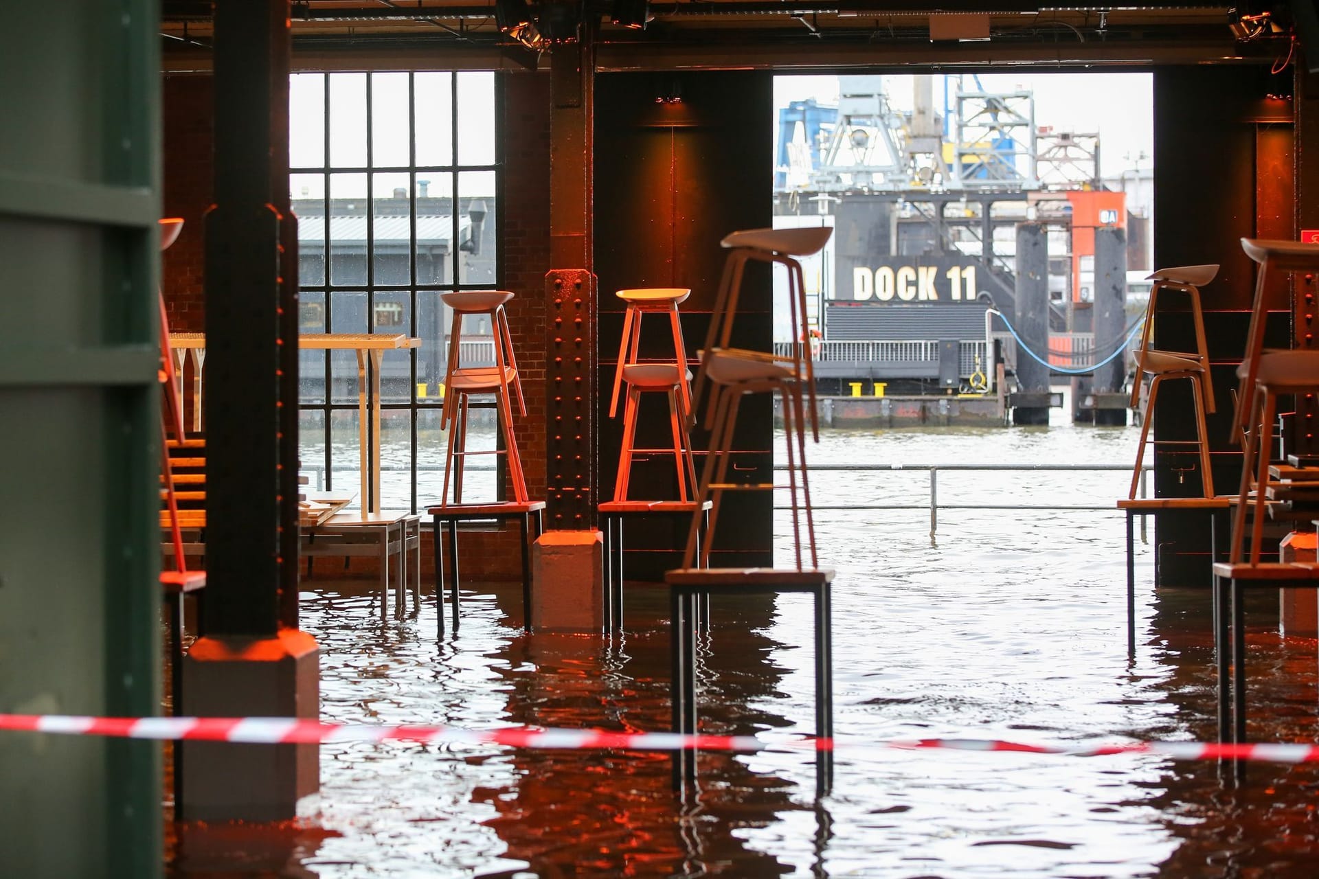 Das Wasser der Elbe steht in der Fischauktionshalle am Hamburger Fischmarkt. Am Mittag erreichte der Wasserstand um 13.30 Uhr 1,90 Meter über dem mittleren Hochwasser.