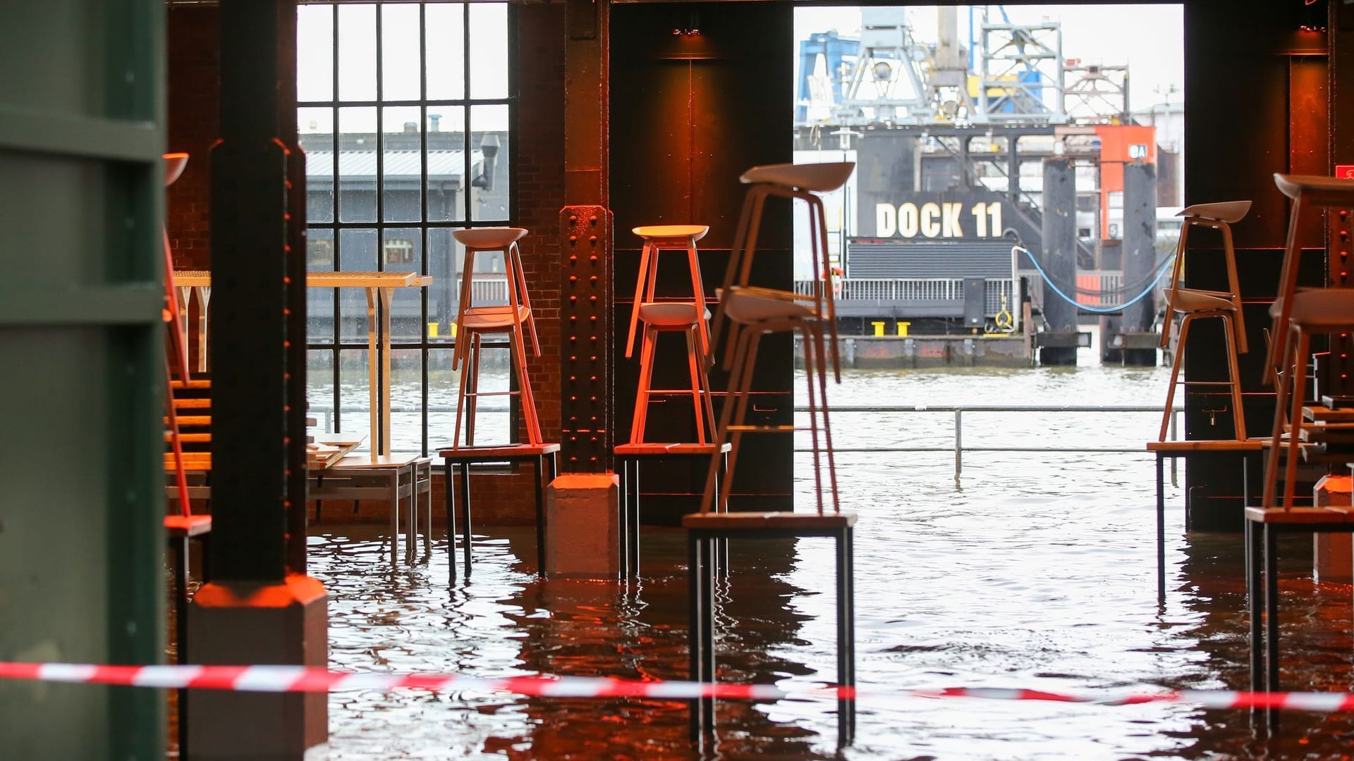 Das Wasser der Elbe steht in der Fischauktionshalle am Hamburger Fischmarkt. Am Mittag erreichte der Wasserstand um 13.30 Uhr 1,90 Meter über dem mittleren Hochwasser.