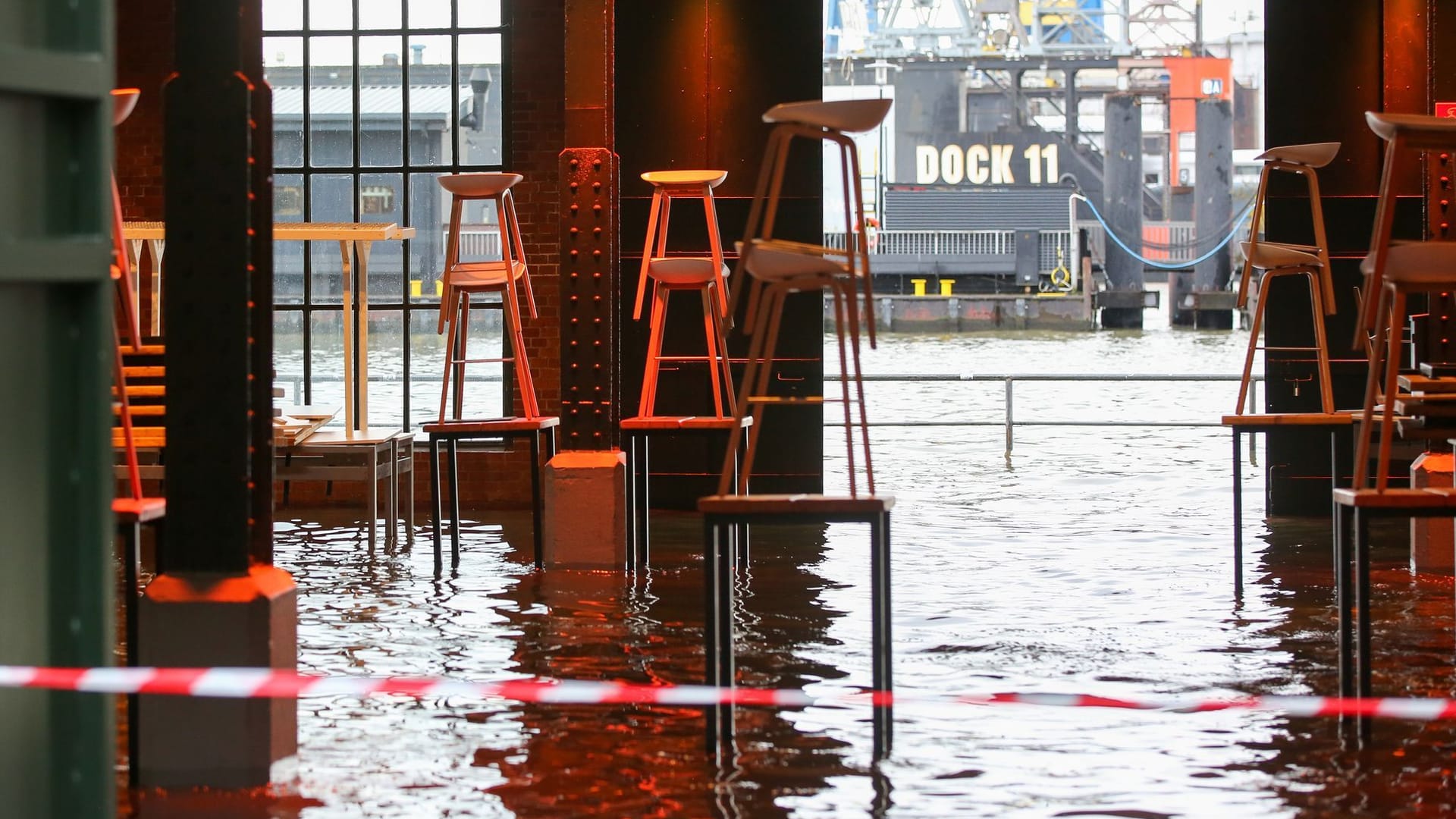 Das Wasser der Elbe steht in der Fischauktionshalle am Hamburger Fischmarkt. Am Mittag erreichte der Wasserstand um 13.30 Uhr 1,90 Meter über dem mittleren Hochwasser.