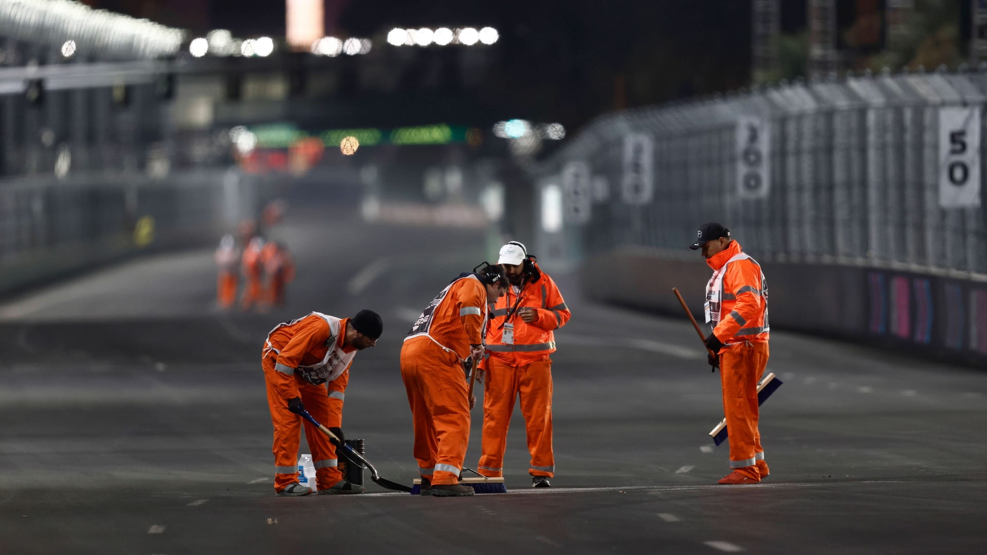 Arbeiten an der Rennstrecke: In Las Vegas sorgte ein Gullydeckel für Schäden an zwei Autos.