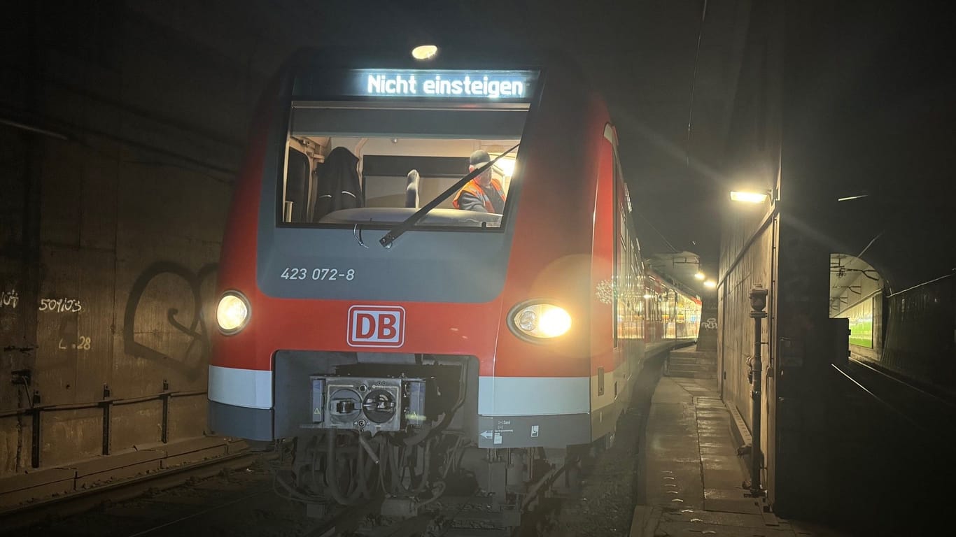 Die eingegleiste S-Bahn: Sie sprang am Isartor aus den Gleisen.