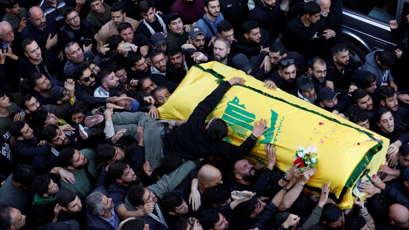 Beerdigung im Libanon: Die Terrororganisation Hisbollah feuert immer wieder Raketen auf Israel.