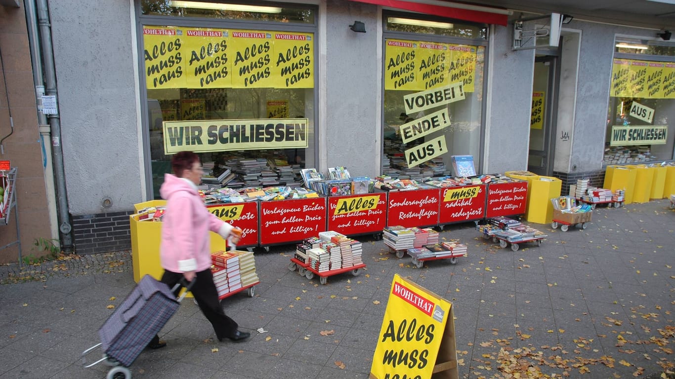 Geschäft mit Schlussverkauf (Symbolfoto): Die Zahl der Insolvenzen in Deutschland steigt weiter an.