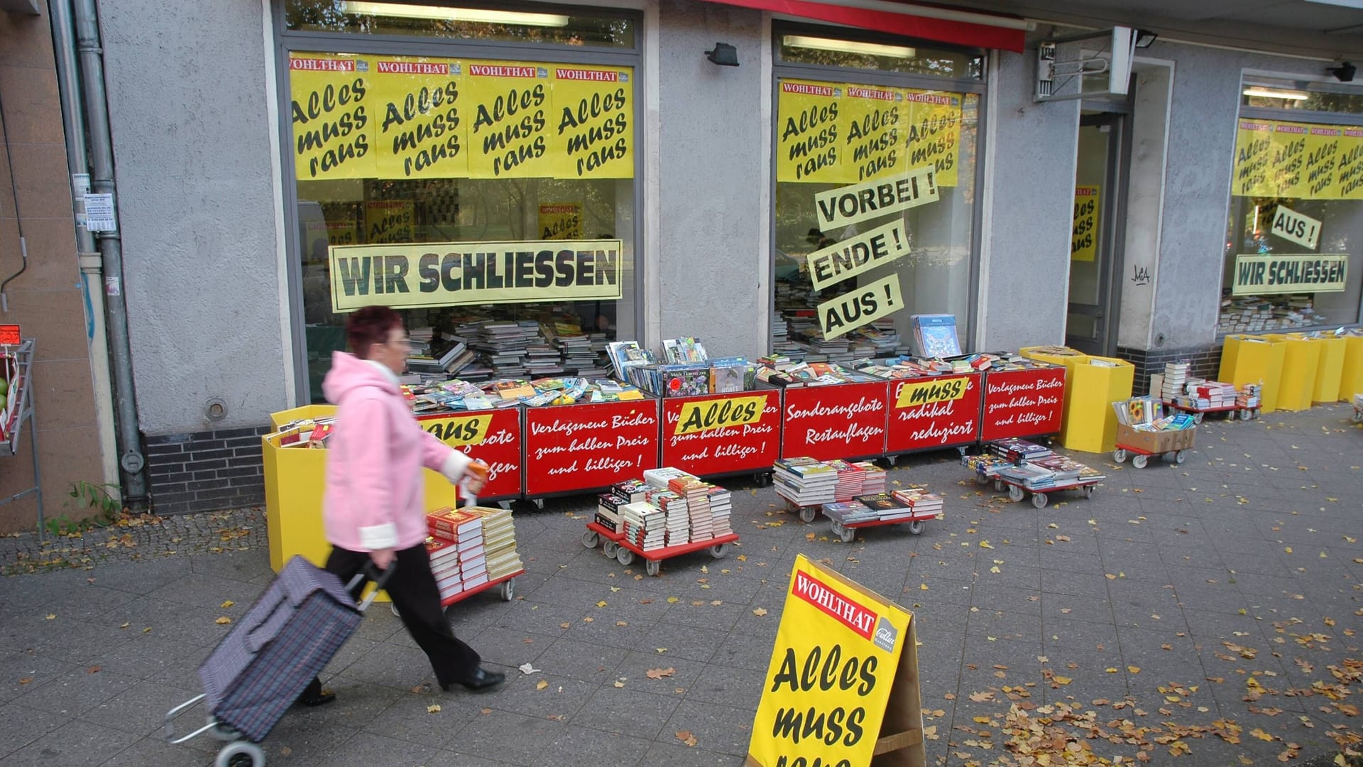 Geschäft mit Schlussverkauf (Symbolfoto): Die Zahl der Insolvenzen in Deutschland steigt weiter an. Geschäft mit Schlussverkauf (Symbolfoto): Die Zahl der Insolvenzen in Deutschland steigt weiter an.